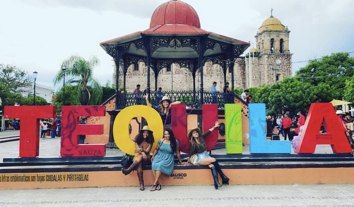 Personas posando en letras gigantes de Tequila, Jalisco.