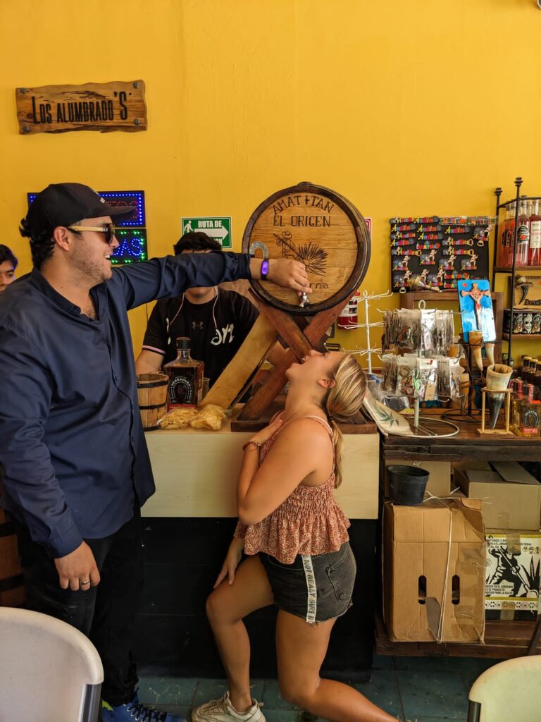 Persona sirviendo bebida de barril en tienda mexicana.