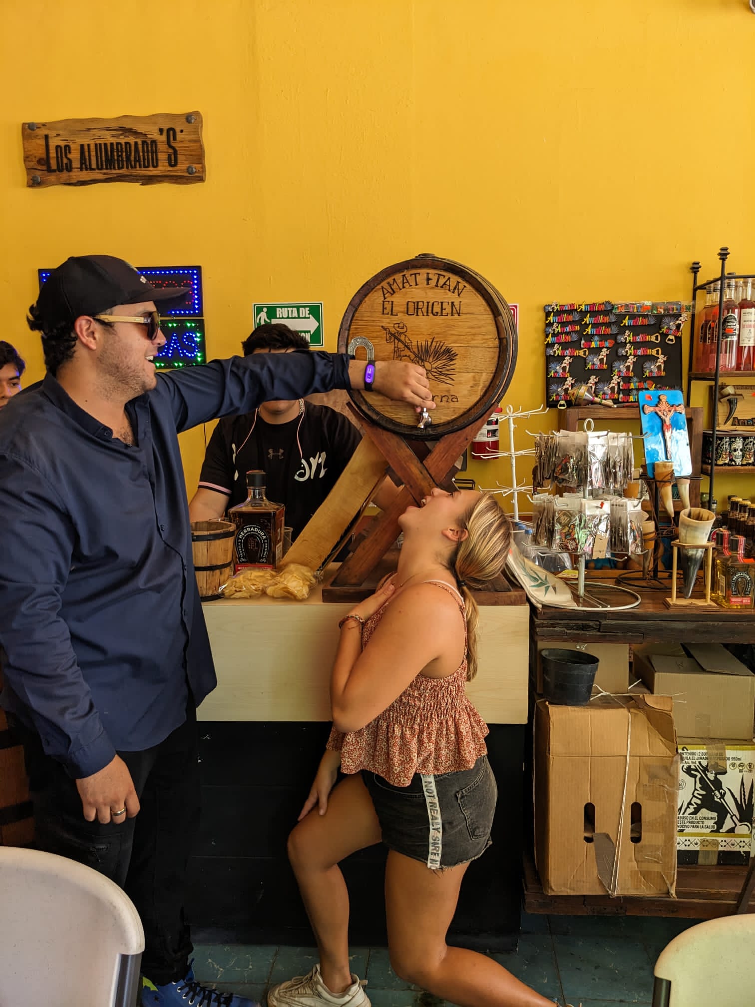 Persona sirviendo bebida de barril en tienda mexicana.