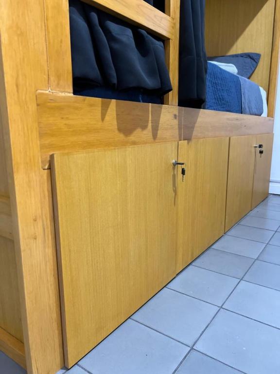 Armario de madera con puertas cerradas