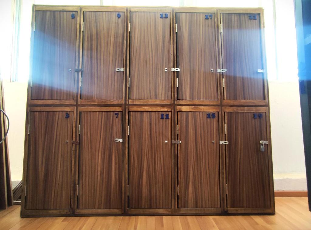 Varios casilleros de madera numerados.
