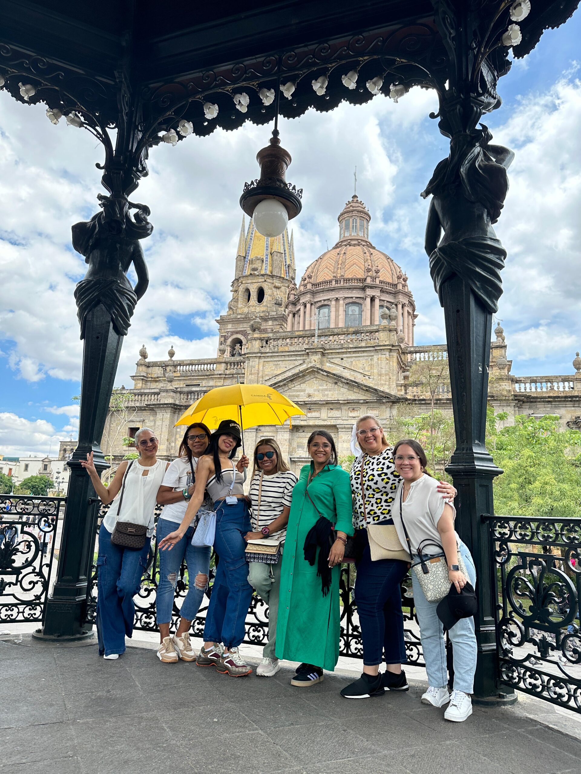 Grupo de personas frente a catedral en Guadalajara, México.