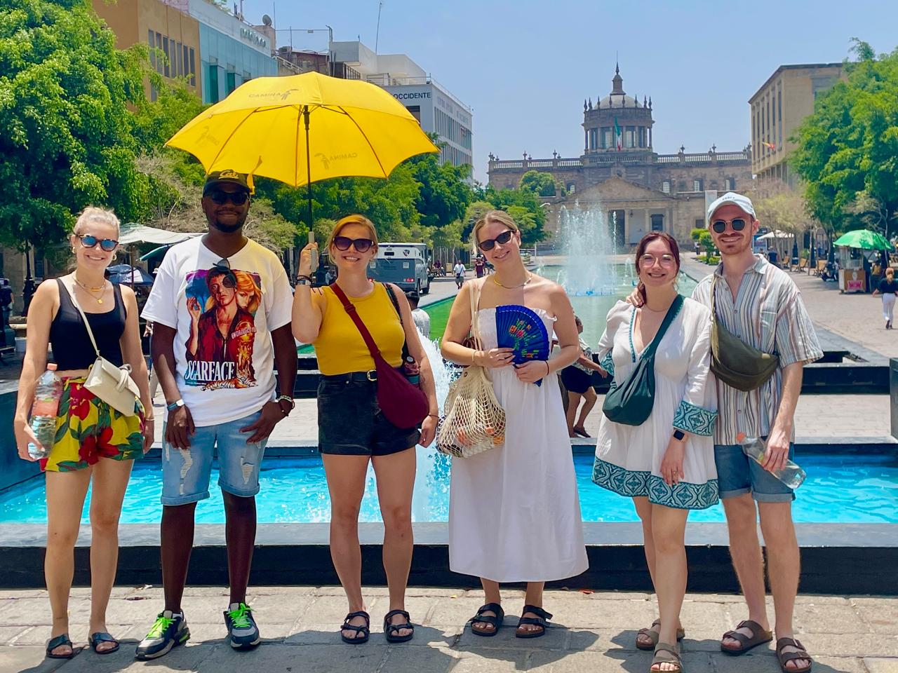 Grupo de amigos frente a fuente en Guadalajara, México.