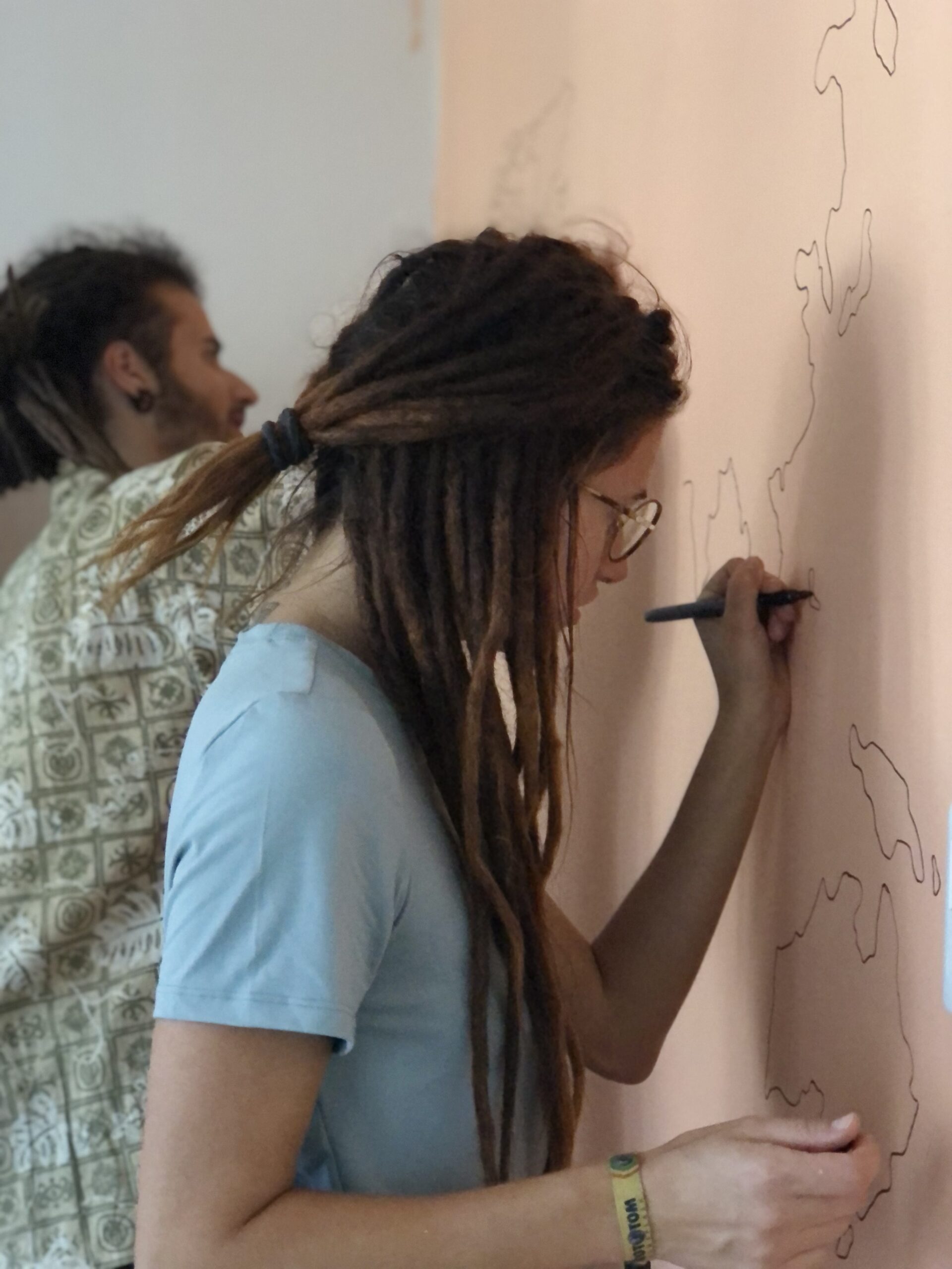 Personas dibujando mapa en la pared
