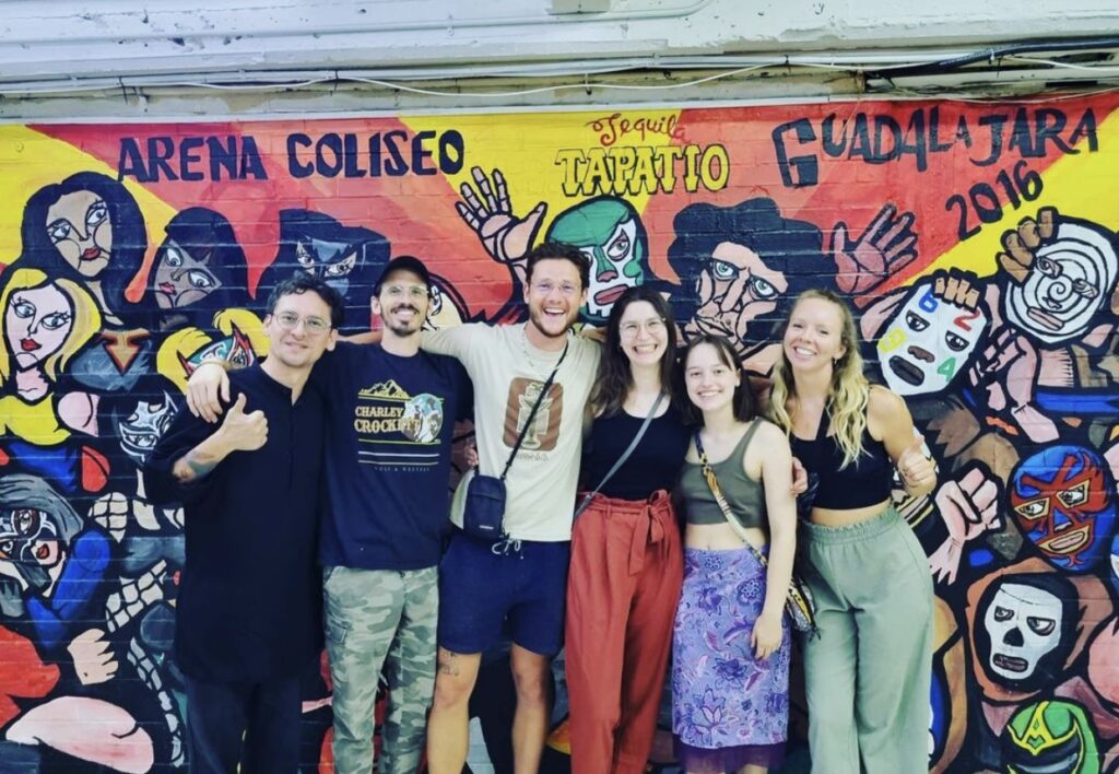 Grupo frente a mural de Arena Coliseo, Guadalajara.