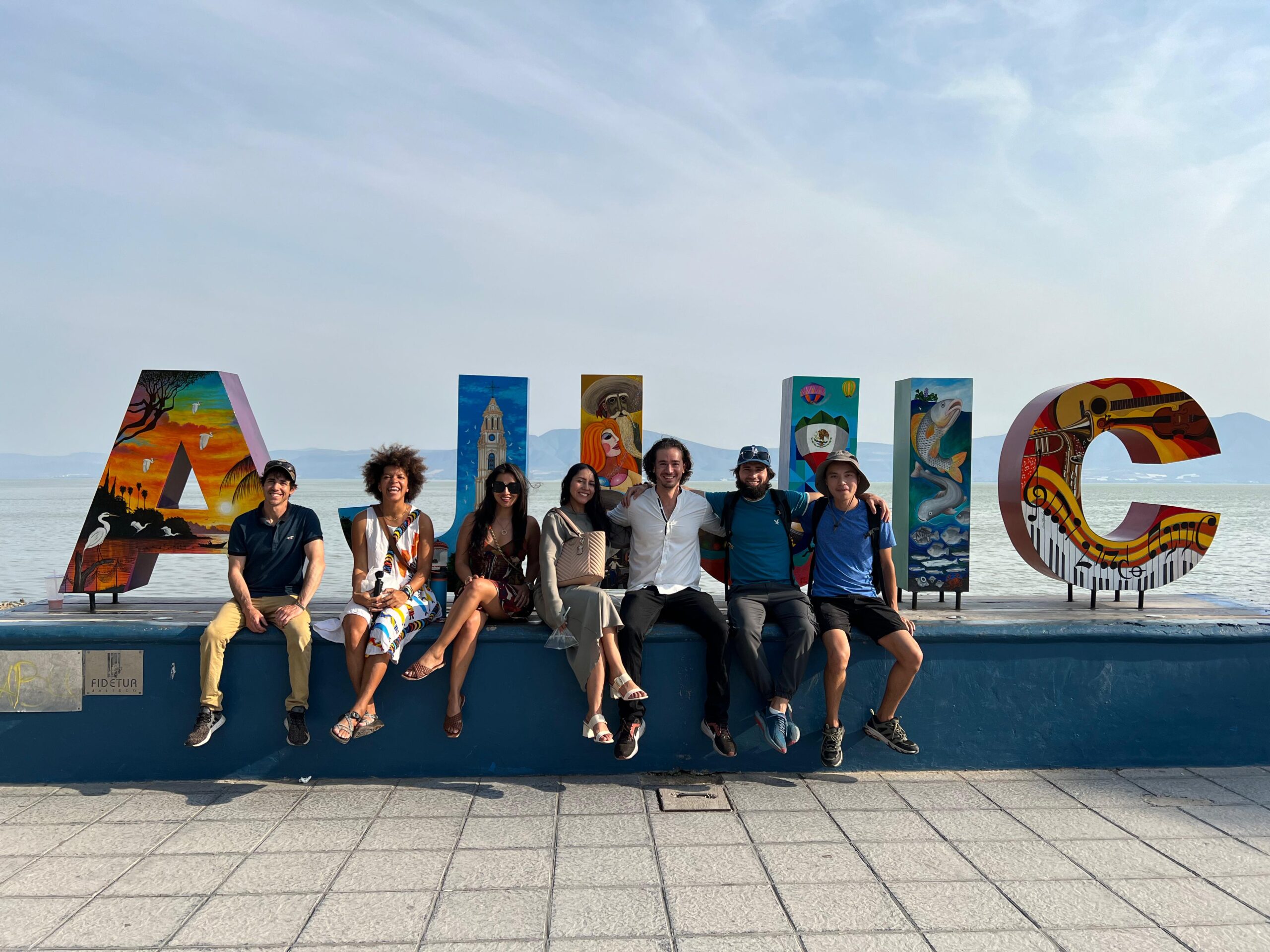 Grupo en letras monumentales de Ajijic, Jalisco, México.