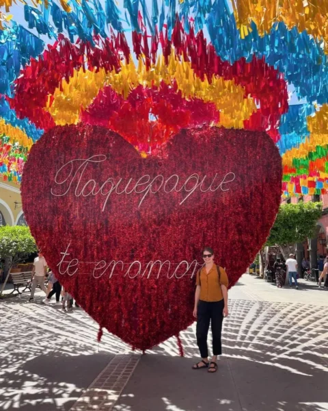 Corazón rojo enorme en una calle colorida.