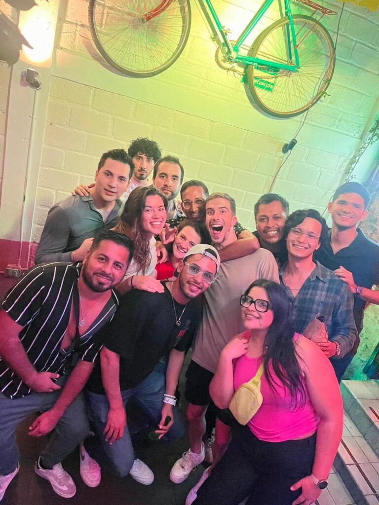 Grupo de amigos sonríe en una fiesta colorida.