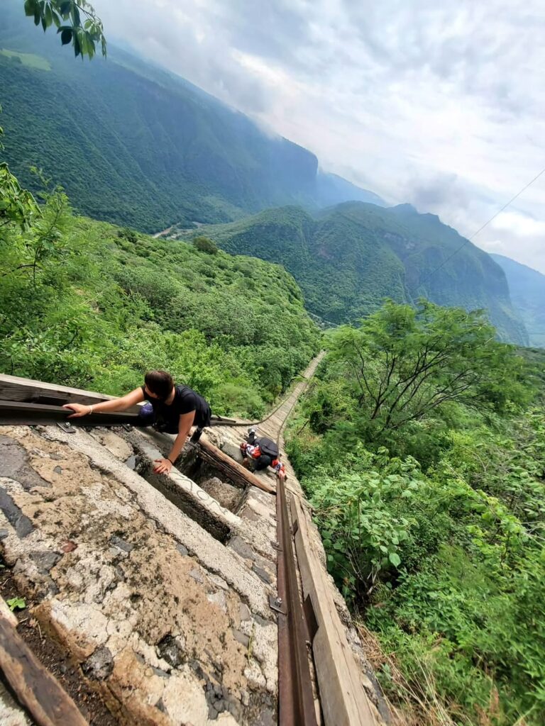 Escaladores subiendo el Cañón del Aguacate en México.