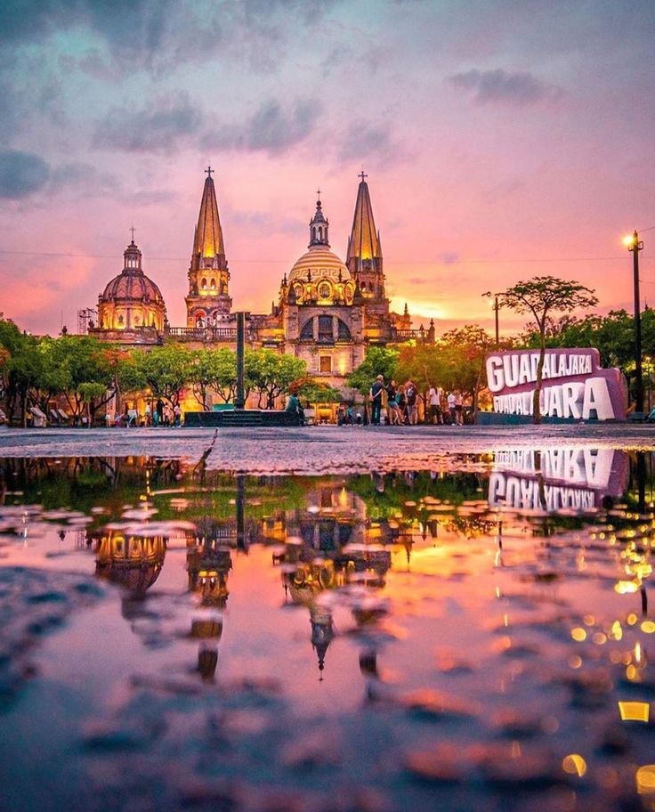 Catedral de Guadalajara al atardecer con reflejo.