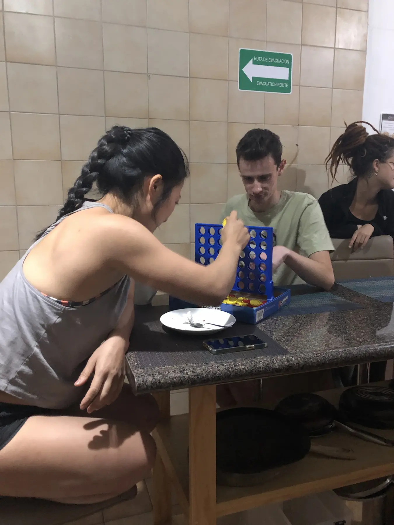 Amigos jugando conecta cuatro en una mesa