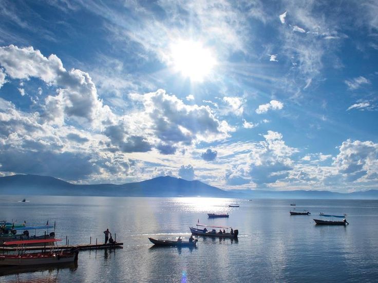 Barcos en el lago de Chapala al amanecer