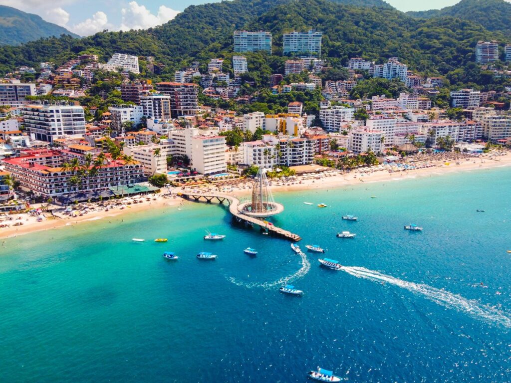 Vista aérea de playa en Puerto Vallarta.